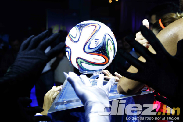 Diunsa presentó el balón oficial del Mundial Brasil 2014.