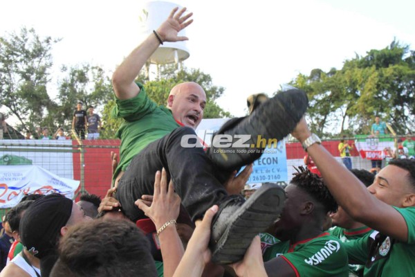 ¡Abrazos, lágrimas y besos! Eufórico festejo del Marathón tras coronarse campeón