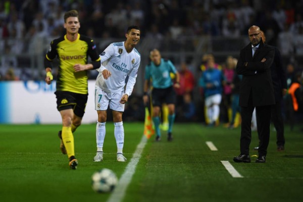 NO VISTE EN TV: La sorpresa de espontáneo a Cristiano y jugador del Dortmund que lo abrazó&nbsp;&nbsp;
