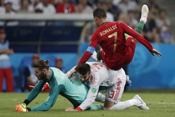 NO VISTE EN TV: La cara de Cristiano Ronaldo antes del tiro libre y lo que hizo De Gea tras el juego