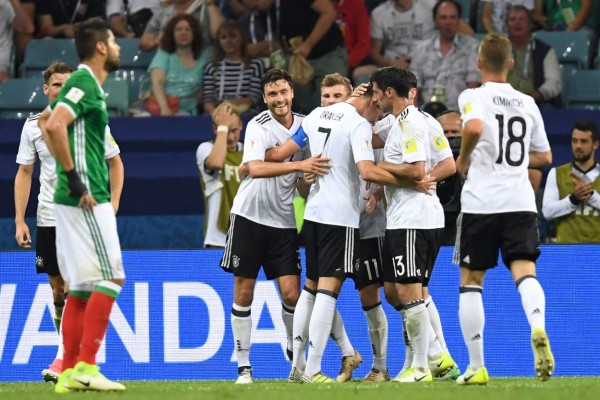 NO SE VIO POR TV: ¿Qué hacía Löw y qué le dijo Marco Fabián? El abrazo de 'Memo' Ochoa