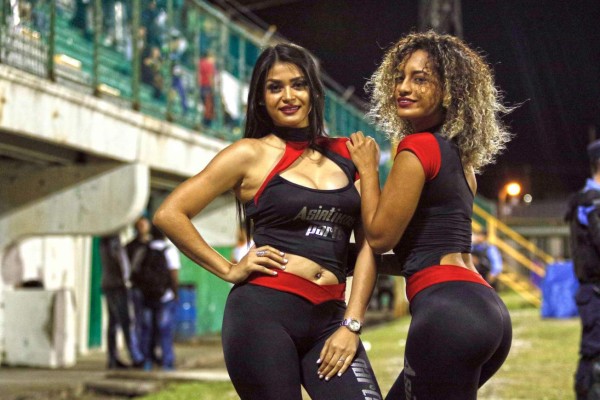 ¡Regresó la colocha! Las espectaculares mujeres que endulzan el repechaje en Honduras