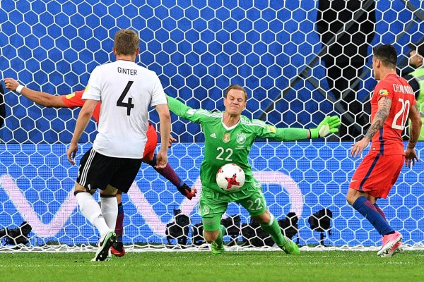 ¿Qué hizo Low? Las imágenes que no se vieron por TV en juego Chile-Alemania