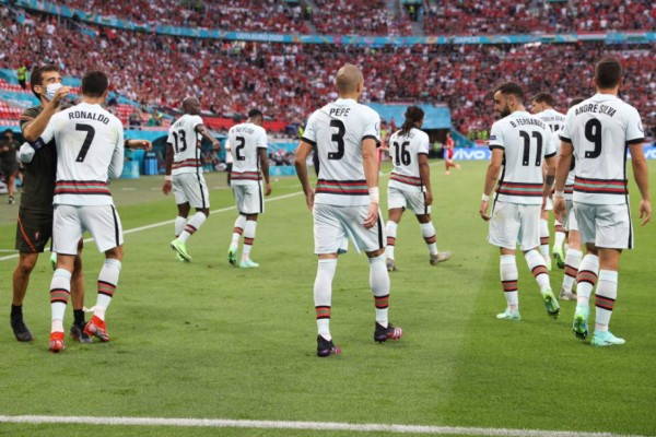 FOTOS: Agradeció la victoria de rodillas, le dieron un premio y Cristiano Ronaldo recibió gritos homófobos: 'Homosexual'