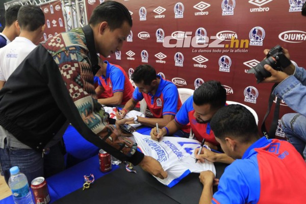 ¡Locura por la 31! Así fue la firma de autógrafos de Olimpia junto a sus aficionados