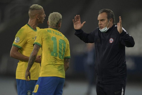 FOTOS: El encontronazo de Neymar con el DT de Chile, Vidal llama 'payaso' al árbitro y el cariño entre barcelonistas
