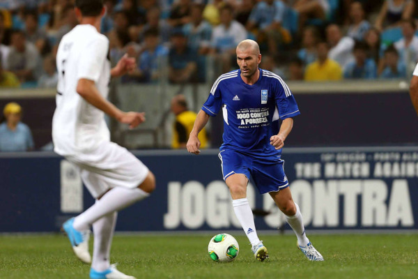 Espectacular gol de Zidane en juego benéfico en Brasil