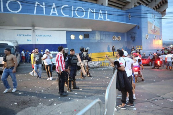 ¡Desmayados, disparos y gas lacrimógeno! El relajo en las afueras del Estadio Nacional
