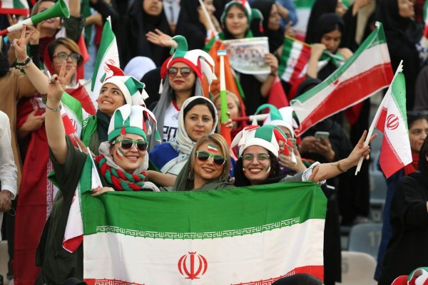 Euforia total: Por primera vez, mujeres asisten a un partido oficial de futbol en Irán