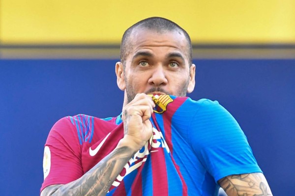 Así fue la presentación de Dani Alves como nuevo jugador del Barcelona: emoción, besos y dorsal legendario