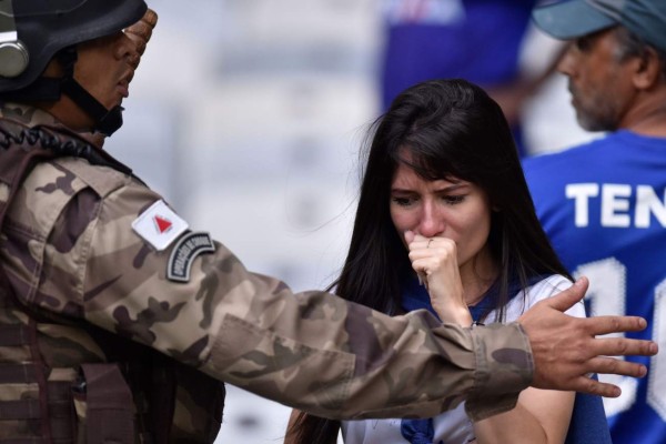 ¡Caos en Brasil! Desciende el Cruzeiro y el estadio se convierte en zona de guerra