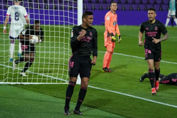 Real Madrid aprovecha el tropiezo del Atlético y se mantiene vivo en la Liga de España