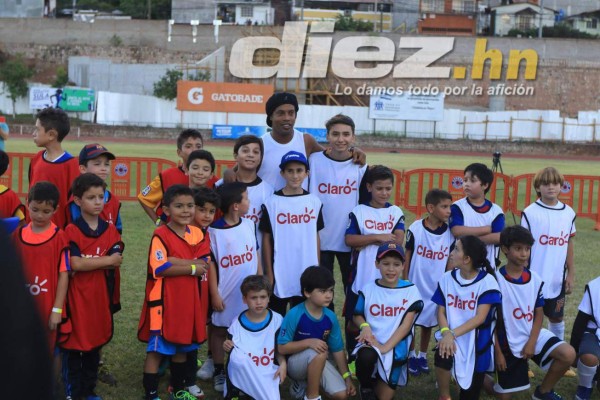 ¡Espectacular! Ronaldinho llevó tremenda felicidad a niños de Honduras
