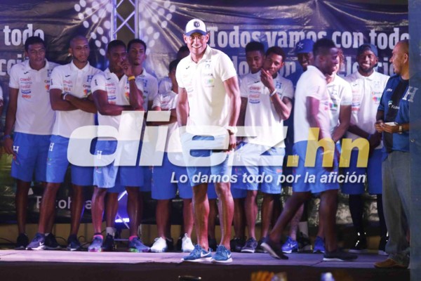 FOTOS EN CHOLOMA: El baile de Pinto, la selfie de Costly y el hombre vestido de mujer