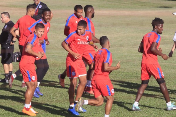 Pasillo, ausencias y aficionados en el primer entrenamiento del Olimpia del 2020