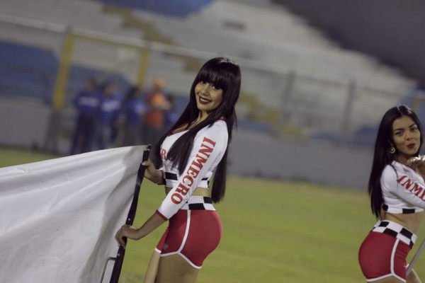 ¡Regresó la colocha! Las espectaculares mujeres que endulzan el repechaje en Honduras