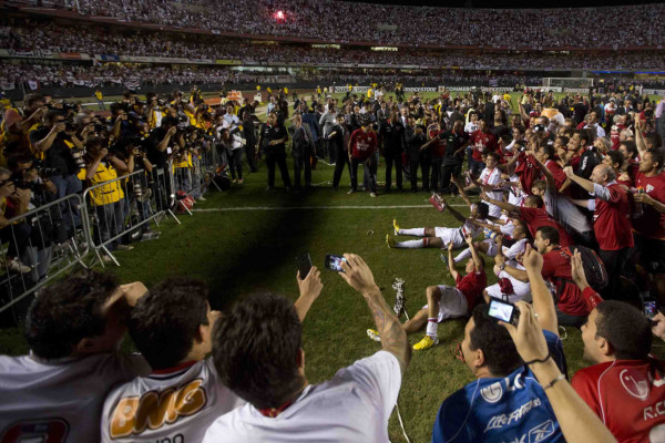Sao Paulo, campeón de la Sudamericana en final accidentada por egreciones entre jugadores y policias.