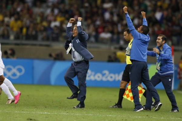 La eufórica celebración de Jorge Luis Pinto tras el pase de Honduras a semifinales