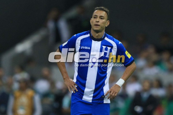 Mientras unos jugadores de Honduras sufrían, otro cambiaba camisa