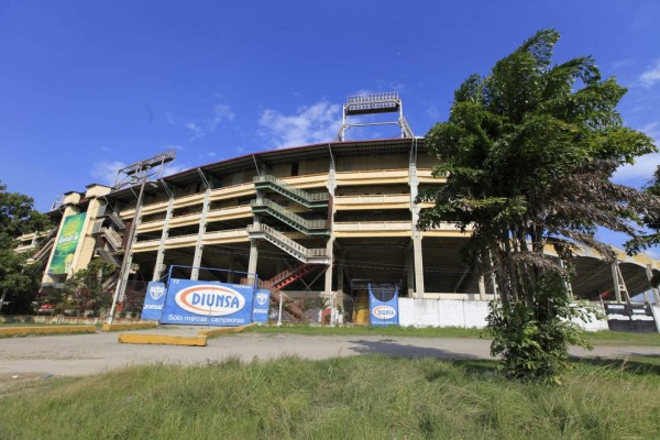 Así se ve el estadio Olímpico con los contenedores fríos para albergar cadáveres por coronavirus