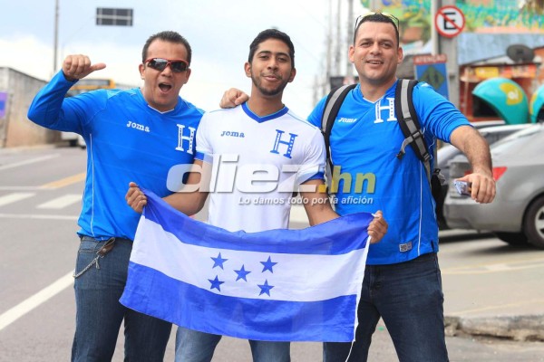 Hondureños y suizos ponen la fiesta en Manaus.