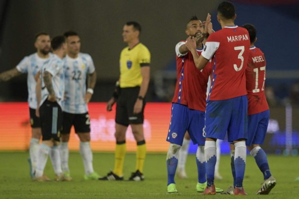 No se vio en TV: El homenaje de Messi a Maradona, el gesto de Vidal y el nuevo récord de Leo