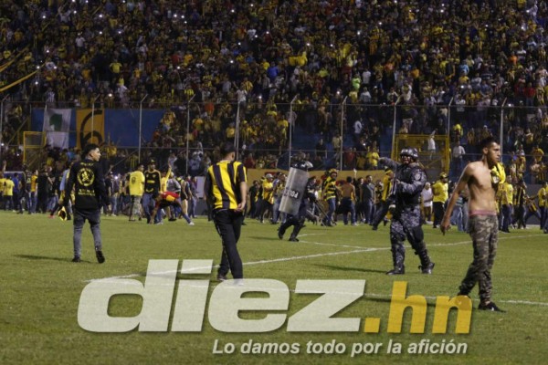 Impactantes imágenes: Terror y drama en el estadio Morazán tras actos vandálicos