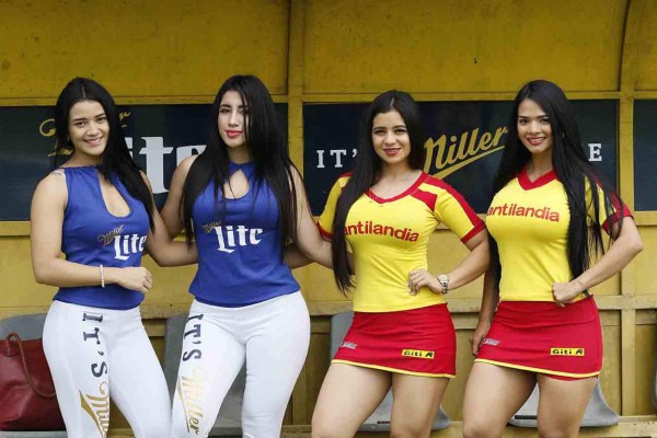 ¡NO SE VIO EN TV! Lindas chicas, la lluvia y la fiel afición en la jornada 13