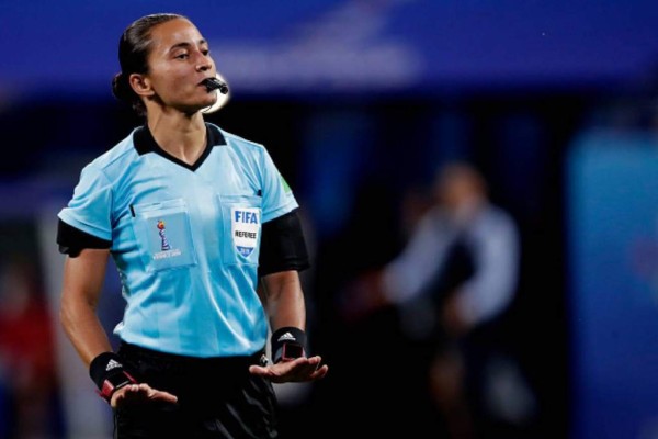 Brasileña Edina Alves será la primera árbitra en un Mundial de Clubes