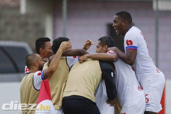 Fotos: Así celebró Félix Crisanto su gol con Olimpia, el show de inauguración y el hijo del 'Nene' Obando debutó