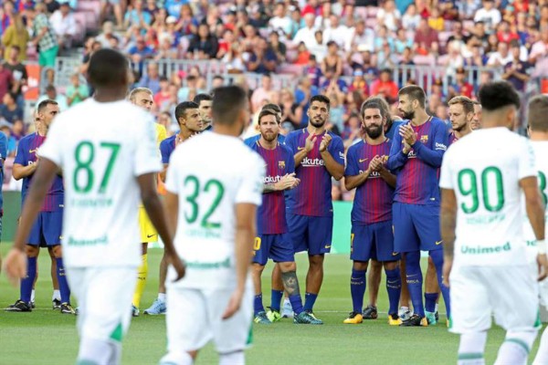 CURIOSAS: El profundo abrazo de Messi, homenaje y lágrimas en el Barça-Chapecoense