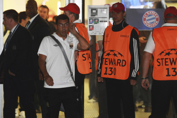 Manchester City suspende a Carlos Tevez