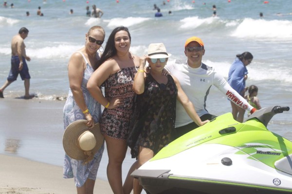 Así se divierten las bellas chicas en las playas de Honduras