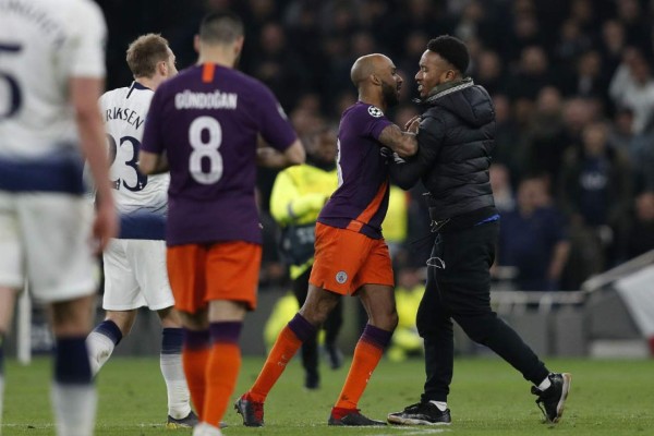 Lo que no se vio en TV: El hincha que se metió en el Tottenham-City a lo 'Rasquiña'