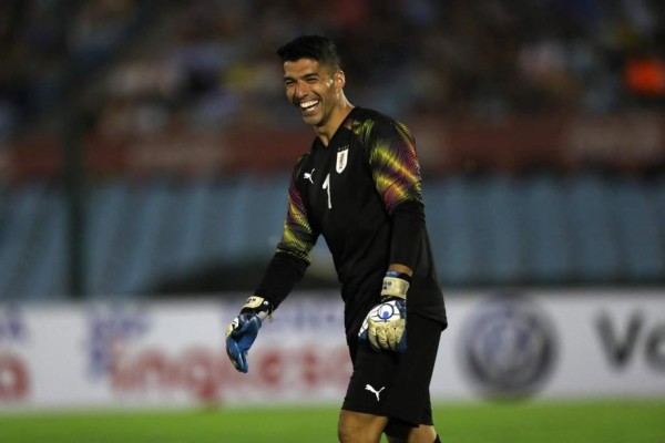 La emotiva despedida de Diego Forlán: Grandes estrellas de invitados y Luis Suárez de portero