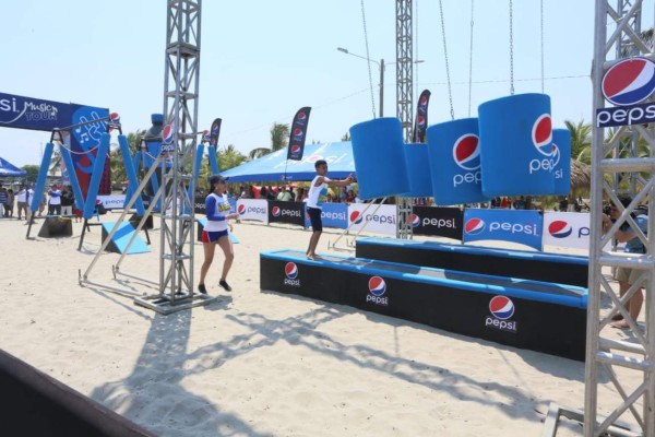 Así se divierten los hondureños en las playas de Tela y Puerto Cortes