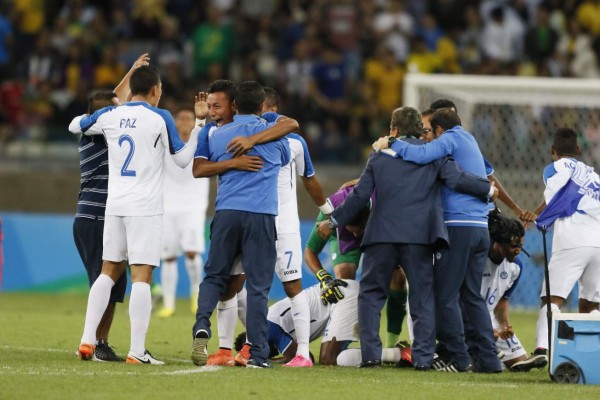 La eufórica celebración de Jorge Luis Pinto tras el pase de Honduras a semifinales