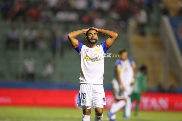 No viste en TV: Bronca, expulsiones y bengalas en el Olimpia-Marathón