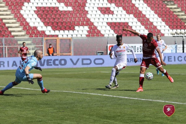 Rigoberto Rivas anota gol en el último suspiro y le da el triunfo al Reggina ante Reggiana en la Serie B