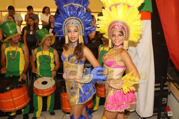 Las linduras que rodean a Ronaldinho en su visita a Tegucigalpa