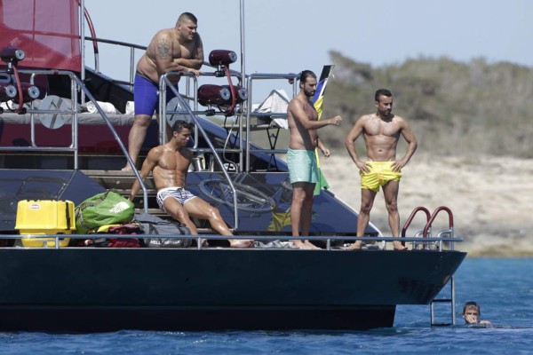 Fotos: Así se la pasa Cristiano en sus vacaciones en Ibiza