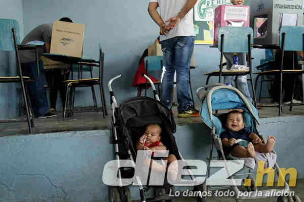 Curiosas: Urnas llevadas a caballo, alcalde se pone a bailar y niños la sensación