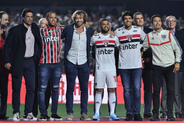 Descalzo, insólito dorsal y fiesta: La épica presentación de Dani Alves con Sao Paulo