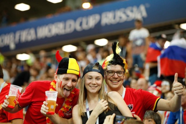 COLOR: El hombre araña y las chicas lindas de México y Brasil acaparan las miradas