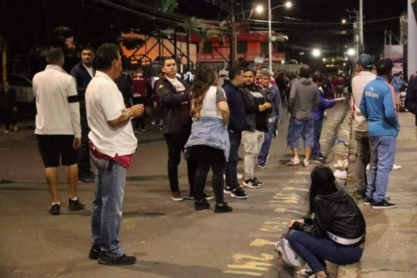 Ambiente del Saprissa-Motagua; Aficionados del Ciclón y esposa de Emilio en el estadio