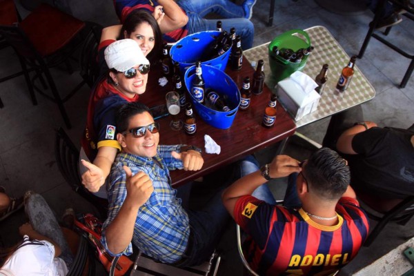 Ambientazo en Honduras con el clásico Barcelona-Real Madrid