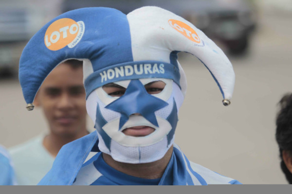 Ambiente Honduras vrs Canadá en el Olímpico