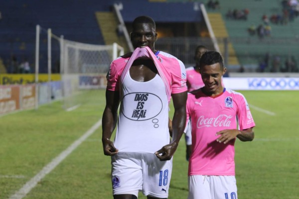 Futbolistas valientes que no le temen a una amarilla por mostrar su fe