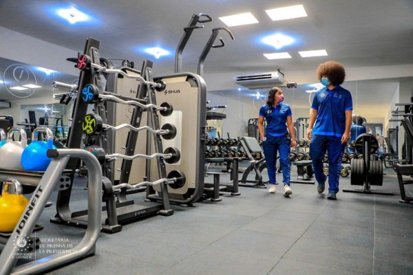 Hermano del presidente del El Salvador Yamil Bukele inaugura Clínica de Atención Integral para el Atleta