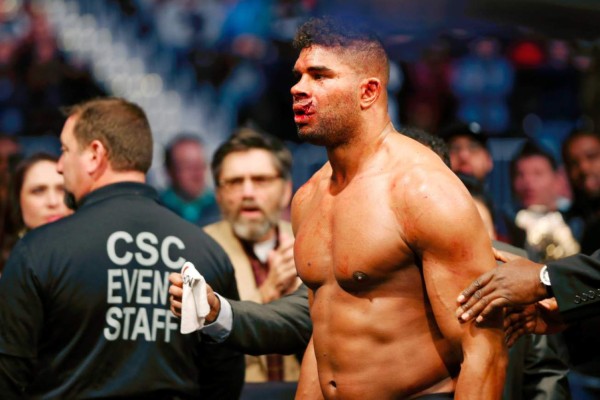 ¡Terribles fotos! De un brutal golpe le rompen los labios a un peleador en la UFC